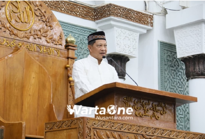 Kasatgas Tito Laksanakan Salat Subuh Berjamaah dan Salurkan Bantuan kepada Masyarakat Banda Aceh