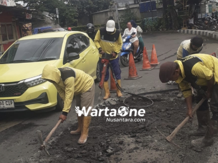 Pemkot Tangerang Lanjutkan Perbaikan Jalan, Puluhan Lubang Jalan Maulana Hasanuddin Cipondoh Mulai Ditambal