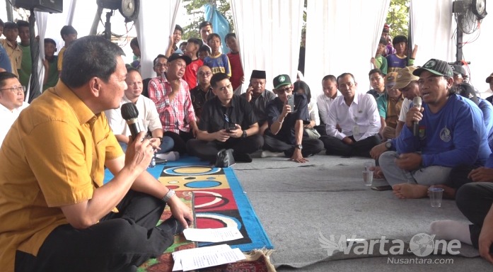 Ngariung di TPI Tanjung Pasir, Bupati Tangerang Serahkan Bantuan Alat Tangkap dan Kartu Subsidi BBM ke Nelayan